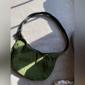 BAGGU medium crescent in Bay Laurel